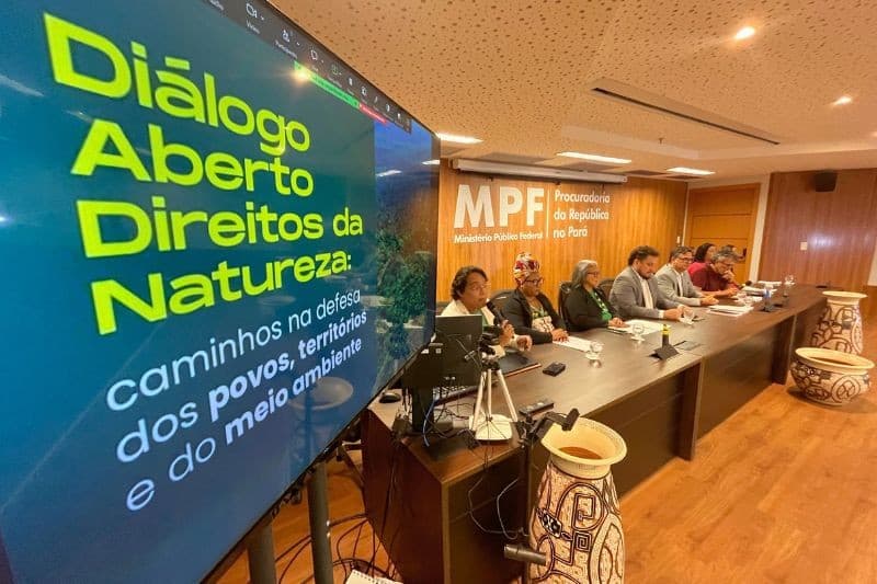 Painel com mapa da Amazônia durante seminário sobre direitos da natureza em Belém.