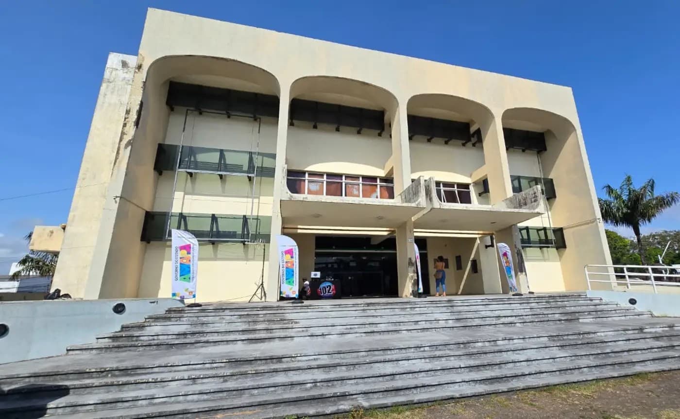 Fachada iluminada do Teatro das Bacabeiras durante a noite em Macapá.