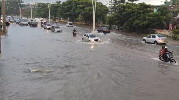 Rua alagada em Belém durante forte chuva na capital paraense.