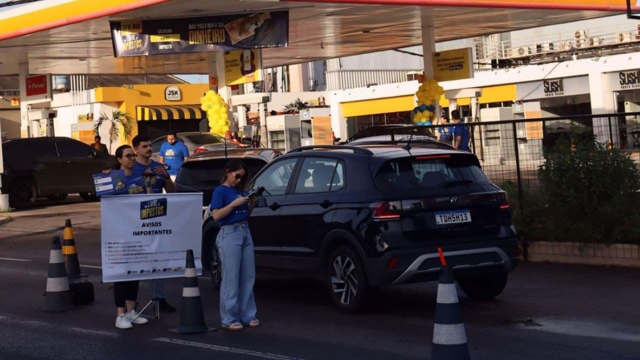 Bomba de combustível mostrando preço baixo em posto de Manaus.