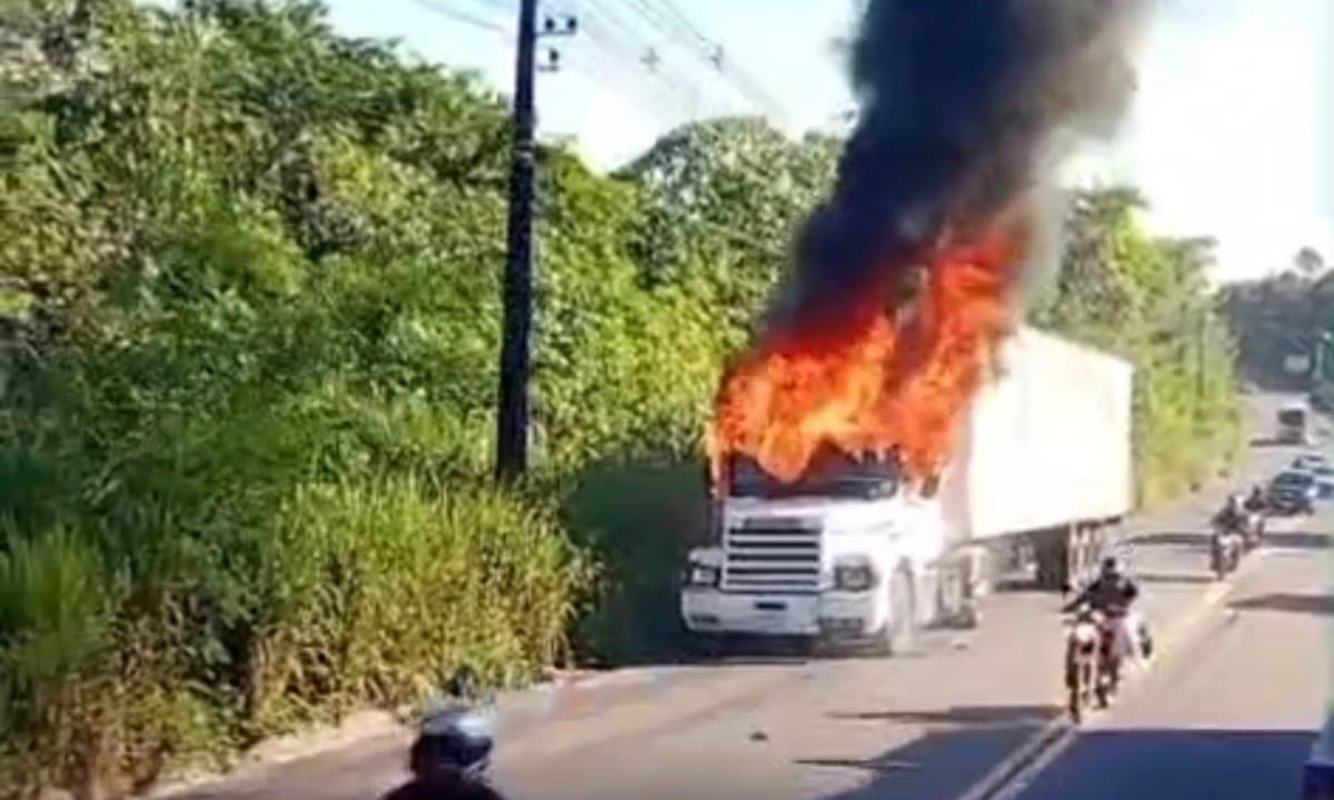 Caminhão destruído pelo fogo na Avenida Buriti, com fumaça preta saindo da cabine.