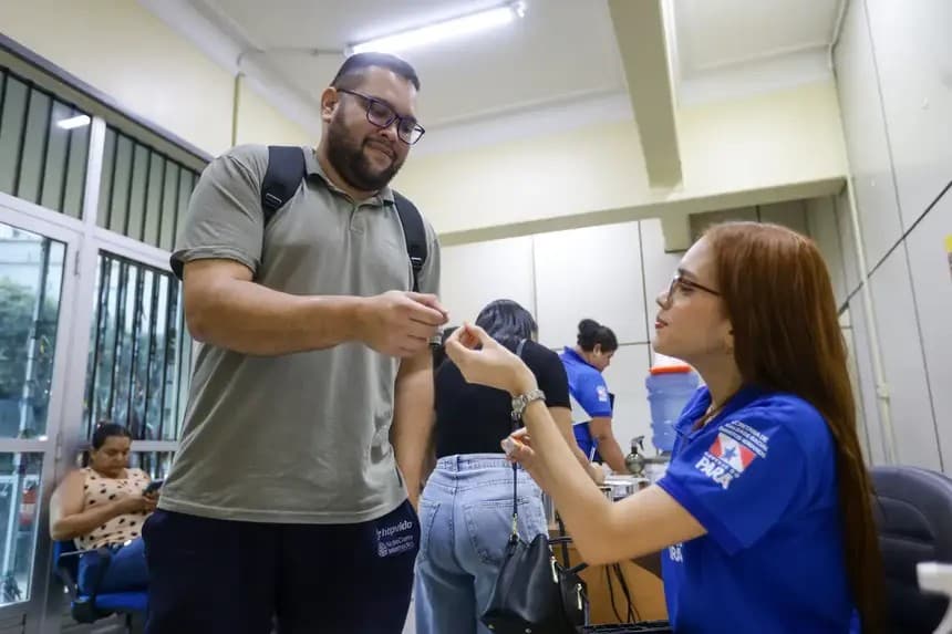 Tela de computador exibindo página de inscrição em sistema de governo com formulário de cadastro.