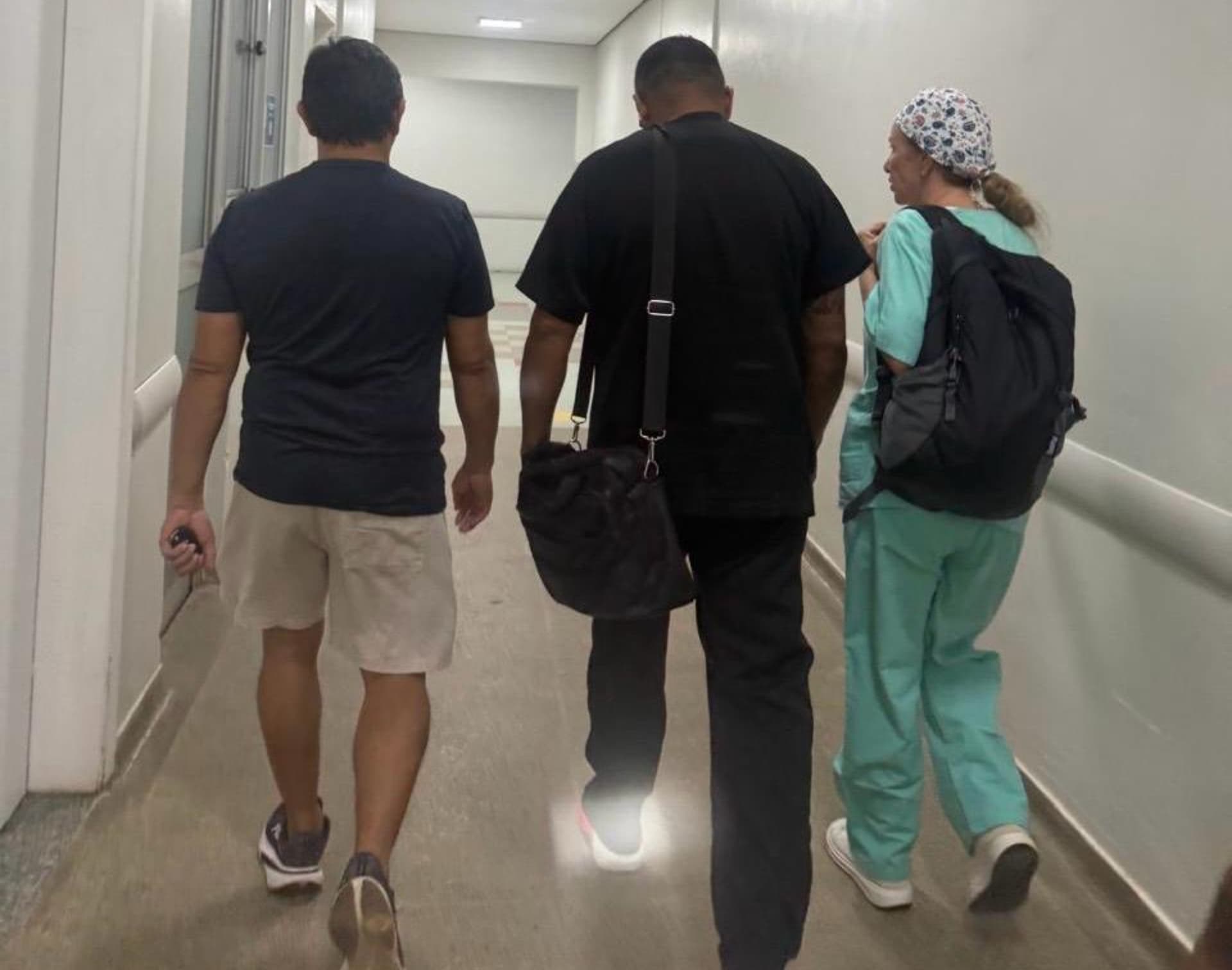 Viatura da Polícia Civil estacionada na área externa do Hospital Geral de Roraima em Boa Vista.