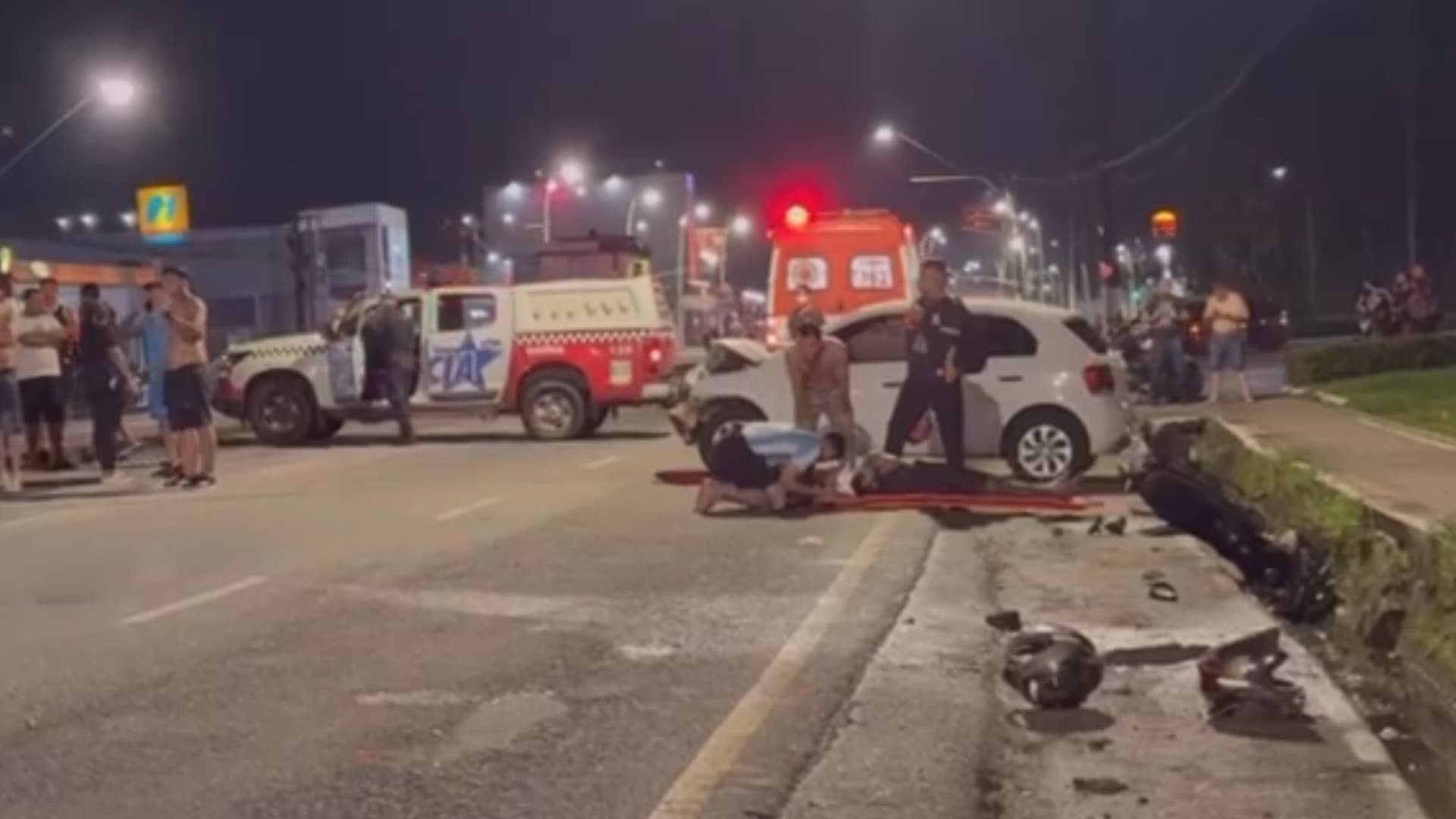 Viatura da Polícia Militar e peritos no local do atropelamento na Avenida Augusto Montenegro, em Belém.