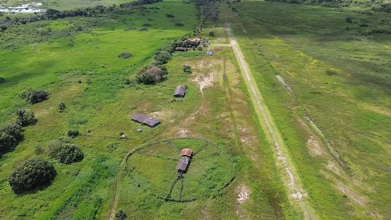 Viatura da Polícia Militar estacionada em estrada de terra no interior do Marajó.
