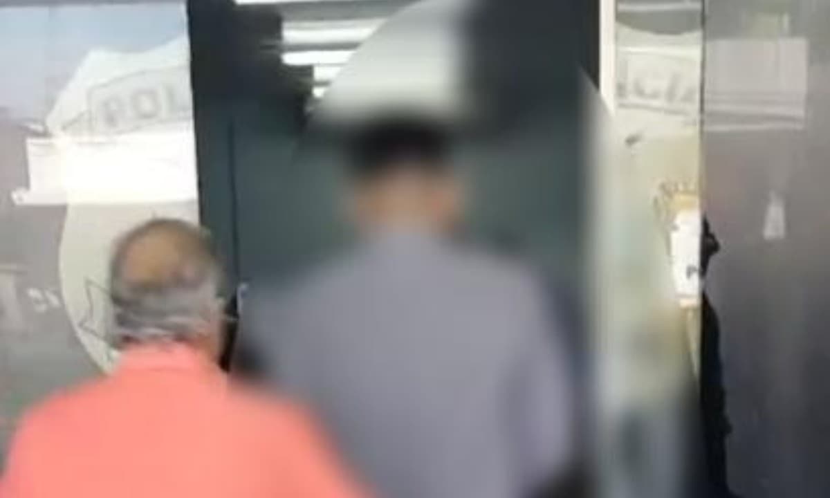 Viatura da Polícia Civil estacionada em via pública do bairro Praça 14 de Janeiro, em Manaus.