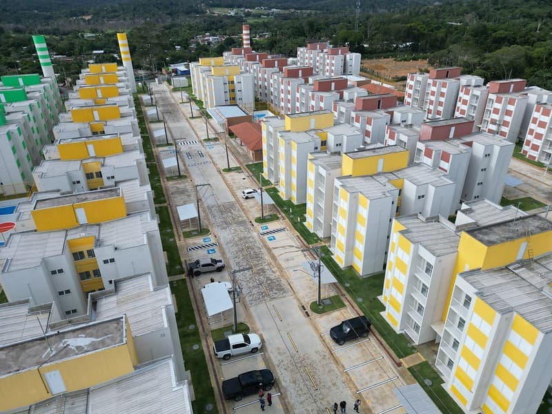 Fila de pessoas aguardando atendimento na Secretaria Municipal de Habitação em Manaus.
