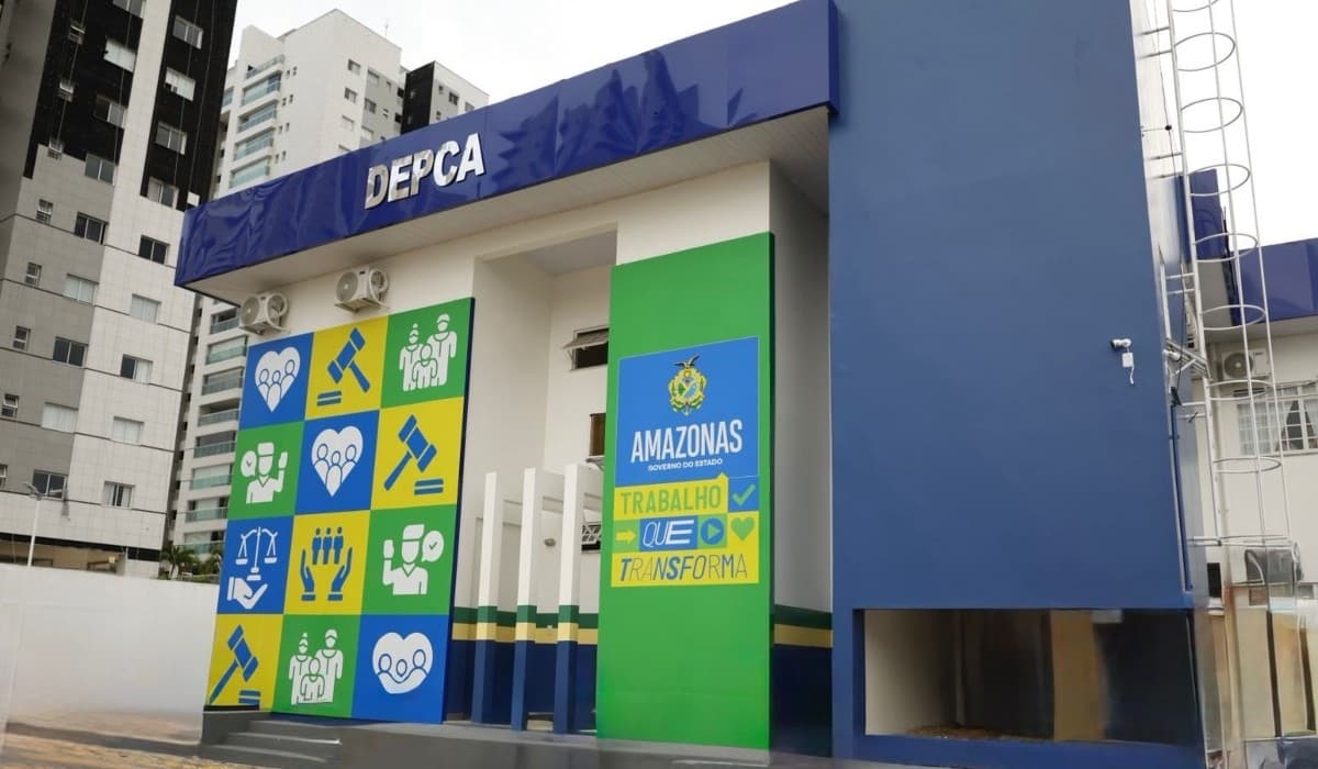 Viatura da Polícia Civil do Amazonas estacionada em frente à sede da delegacia.