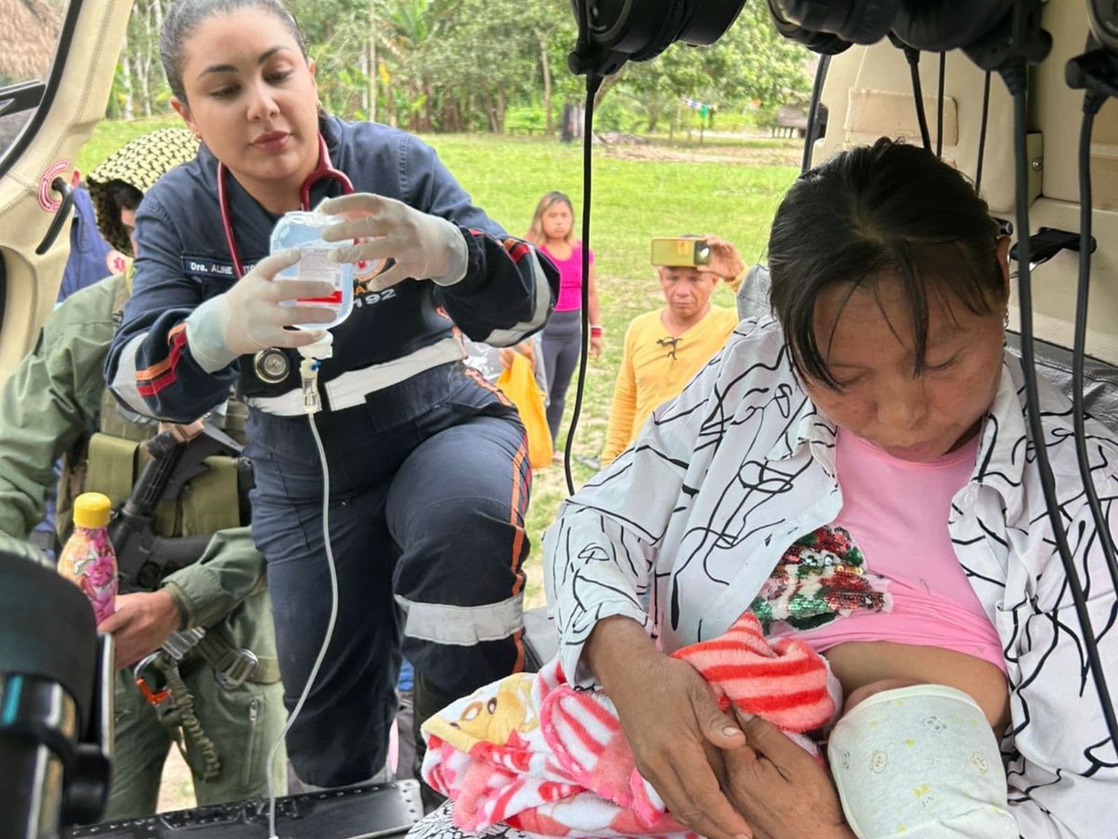 Helicóptero do Ciopaer pousa em área aberta na floresta durante operação de resgate.