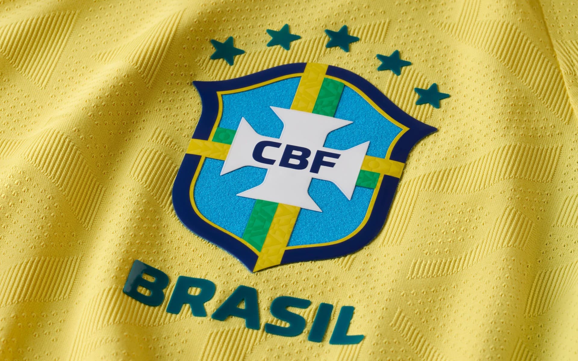 Multidão assiste jogo em telão ao ar livre enquanto vendedores oferecem bebidas na Arena Paris em Manaus.
