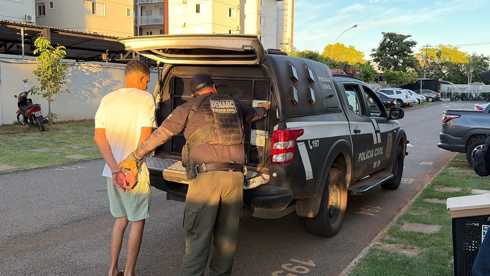 Policiais da Civil realizam busca em veículo durante operação no Tocantins.