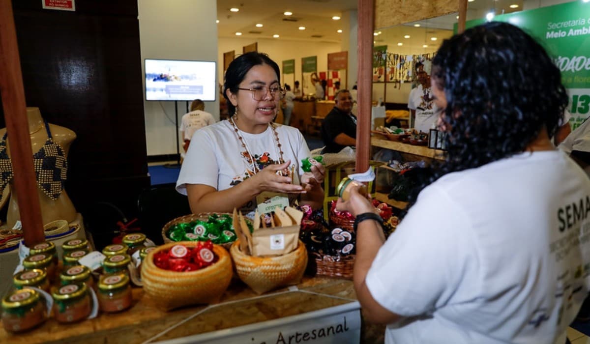 Visão de estands de produtos da floresta montados no Centro de Convenções Vasco Vasques em Manaus.