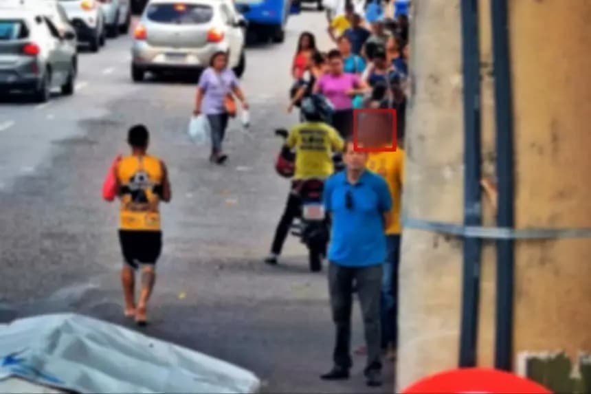 Viatura da Polícia Militar estacionada em via pública próxima ao mercado Ver-o-Peso durante operação de segurança.
