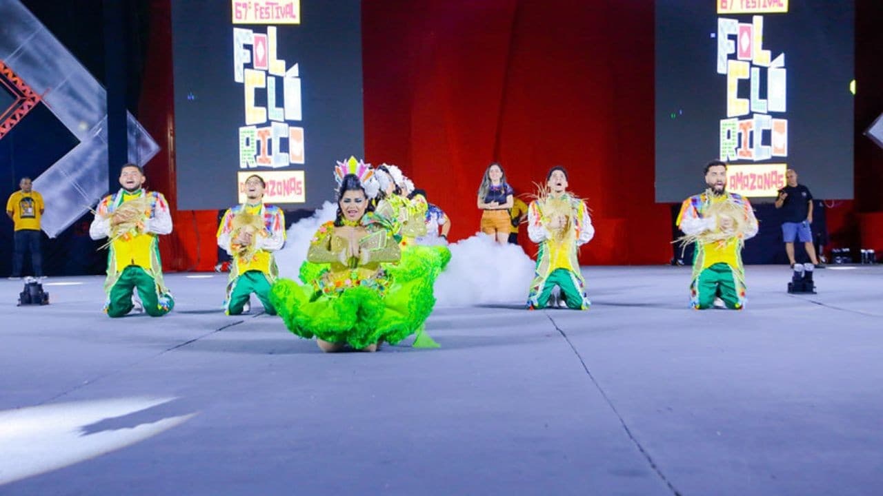 Passistas de quadrilha ensaiam coreografia no palco do Centro Cultural dos Povos da Amazônia.
