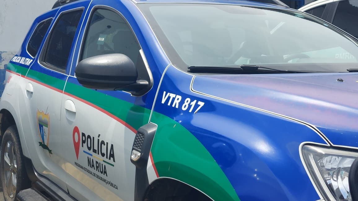 Viatura policial parada em rua residencial urbana