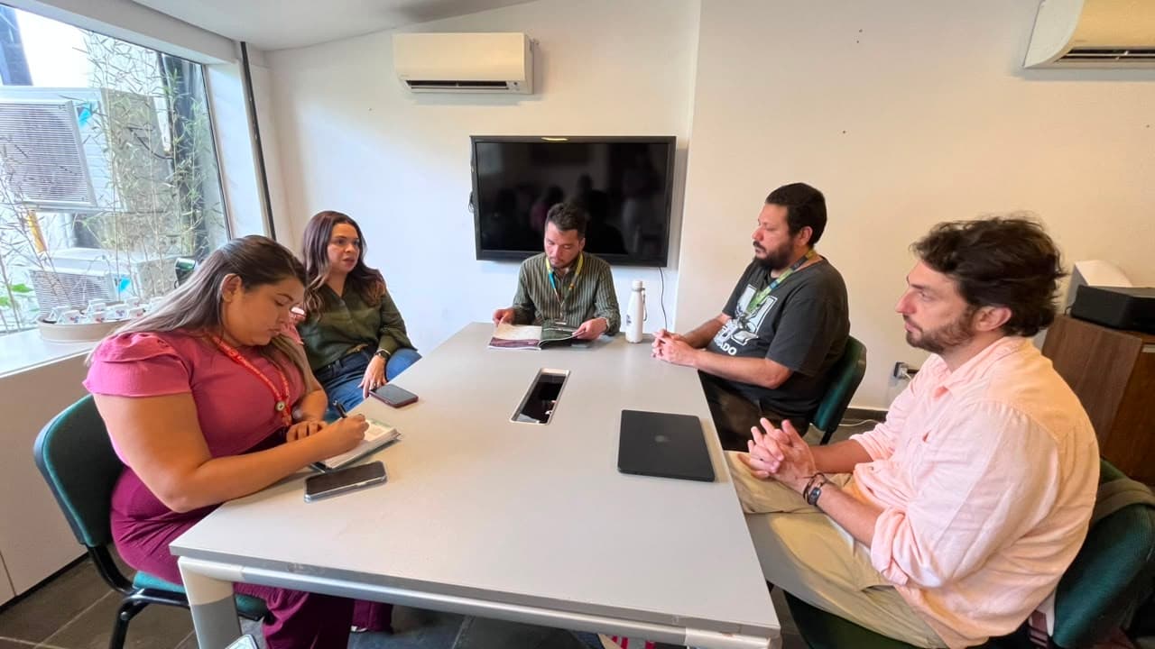 Reunião entre executivos da Fundação Rede Amazônica e organizadores do BAS em sala de Manaus.