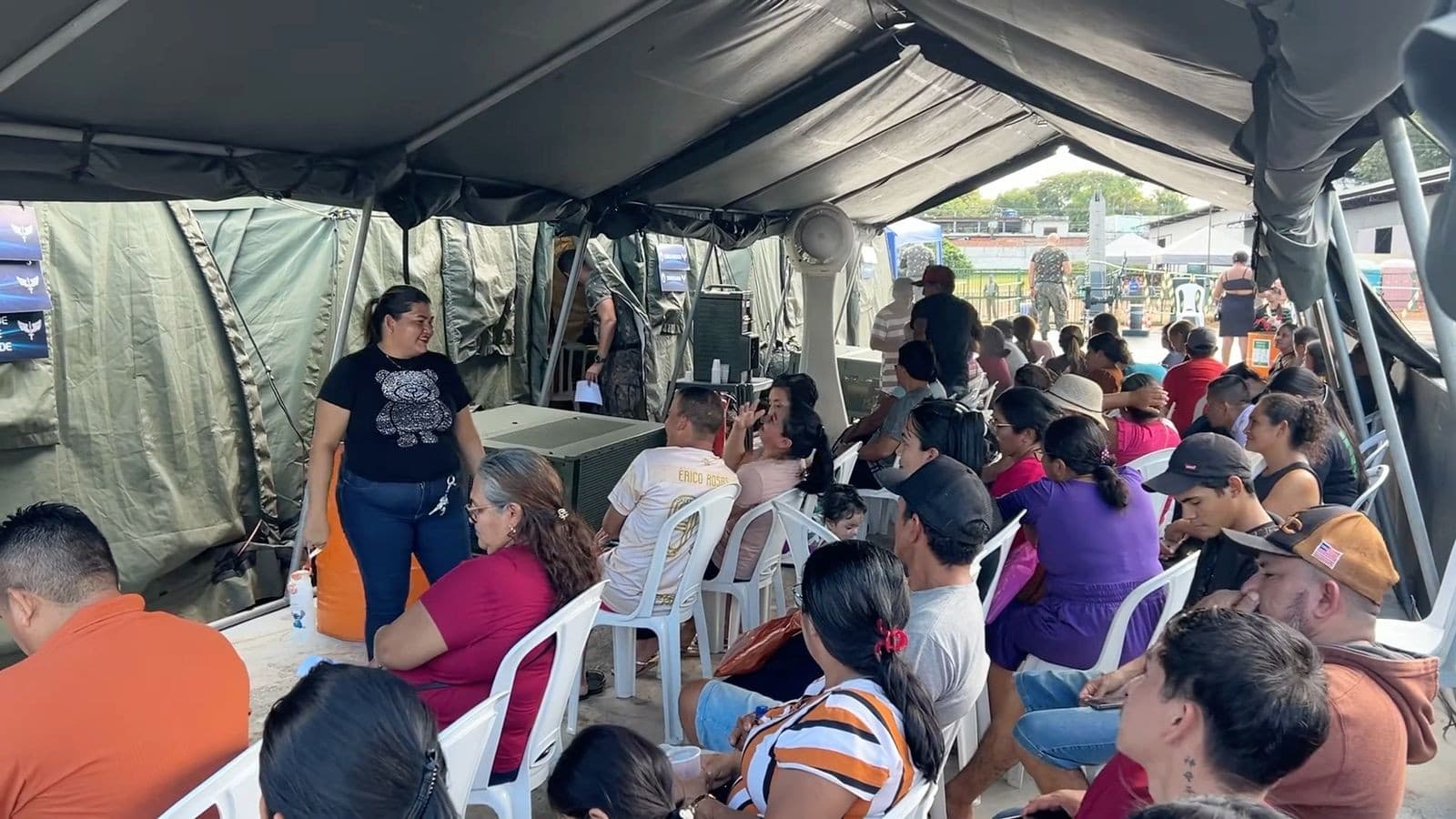 Fila de pessoas aguardam atendimento em tendas montadas pela FAB no porto de Itacoatiara.