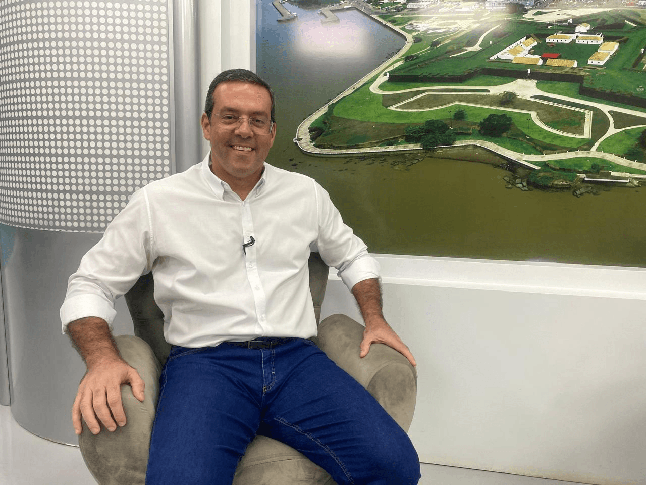 Policial federal porta documento durante operação em Macapá