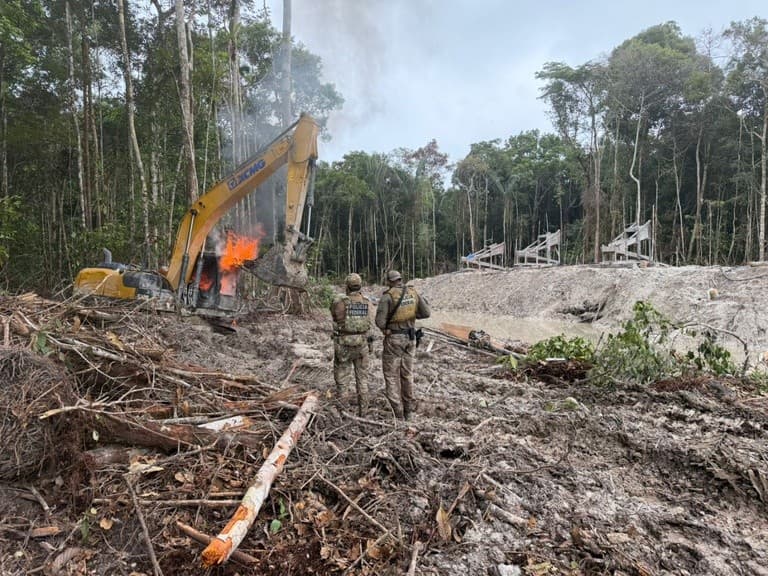 Máquinas de garimpo destruídas em operação no Amazonas