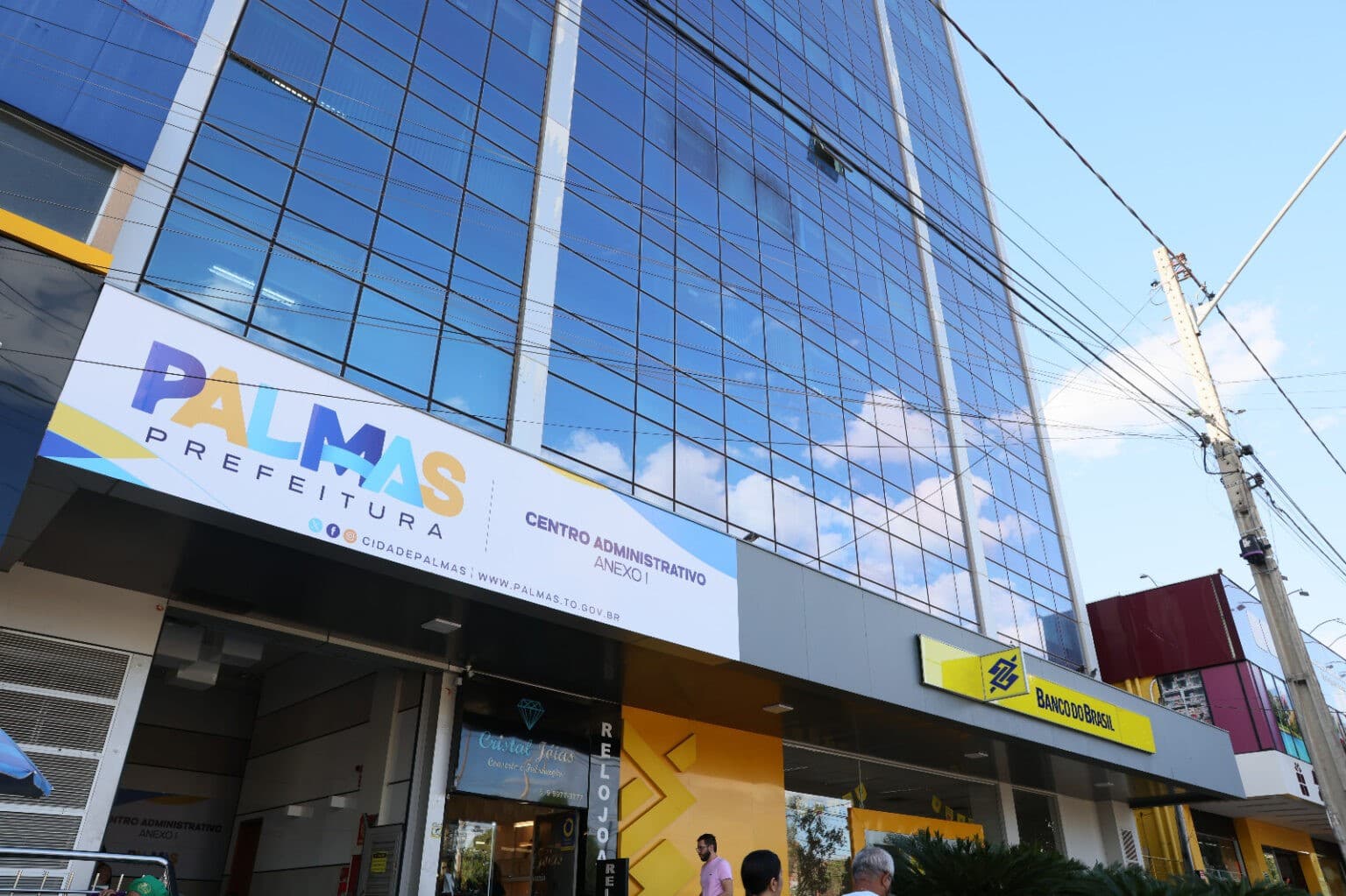 Fila de pessoas aguardam atendimento na porta da Secretaria de Infraestrutura de Palmas pela manhã.
