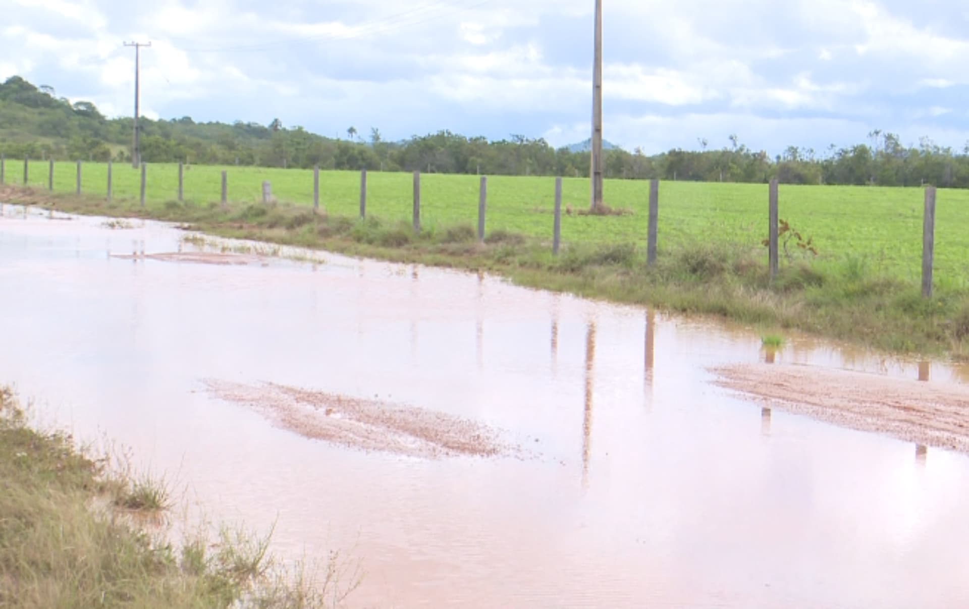 Estrada rural alagada em região de plantação no município de Bonfim, Roraima.