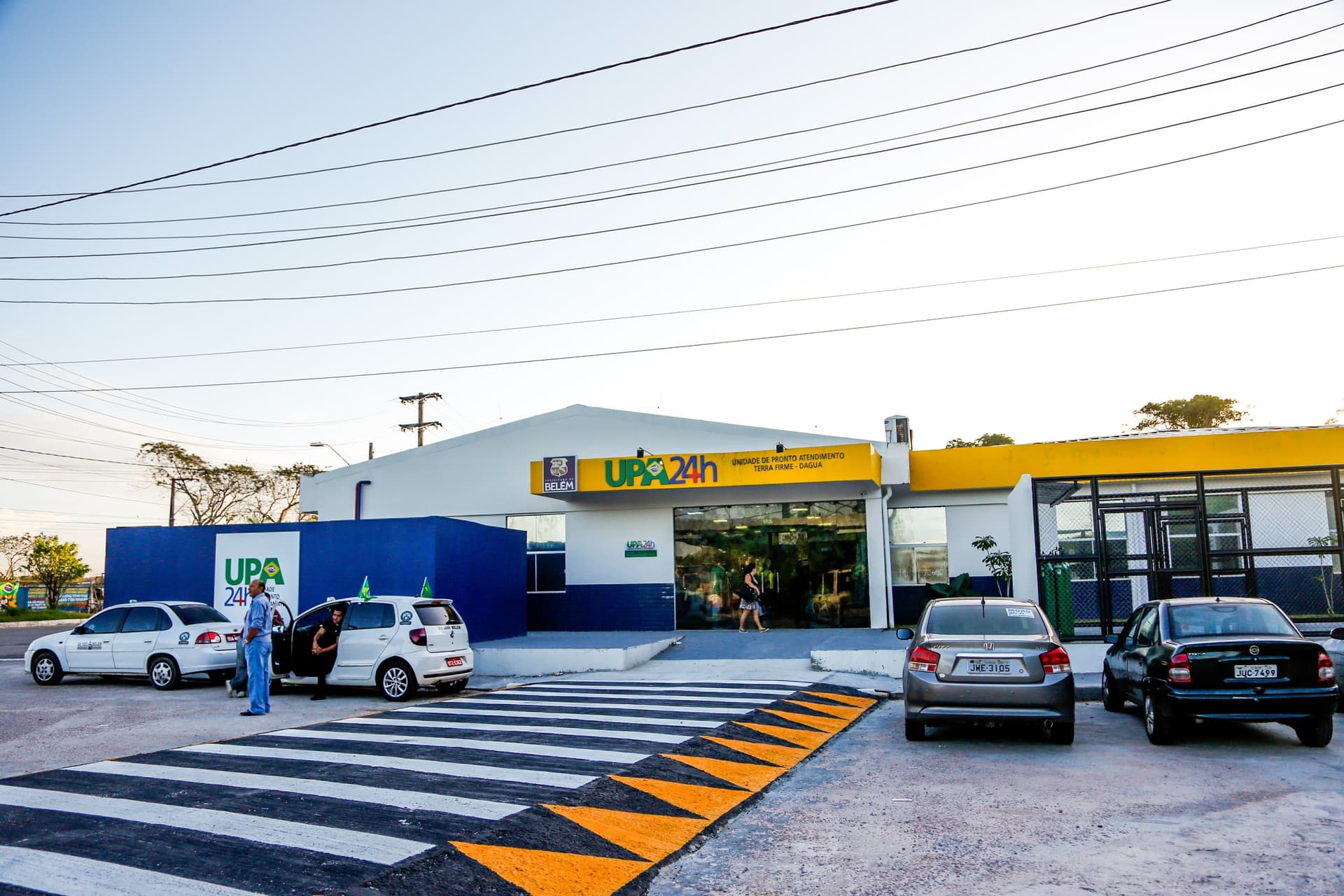 Fila de moradores aguarda para se vacinar na entrada da UPA Jurunas, em Belém.