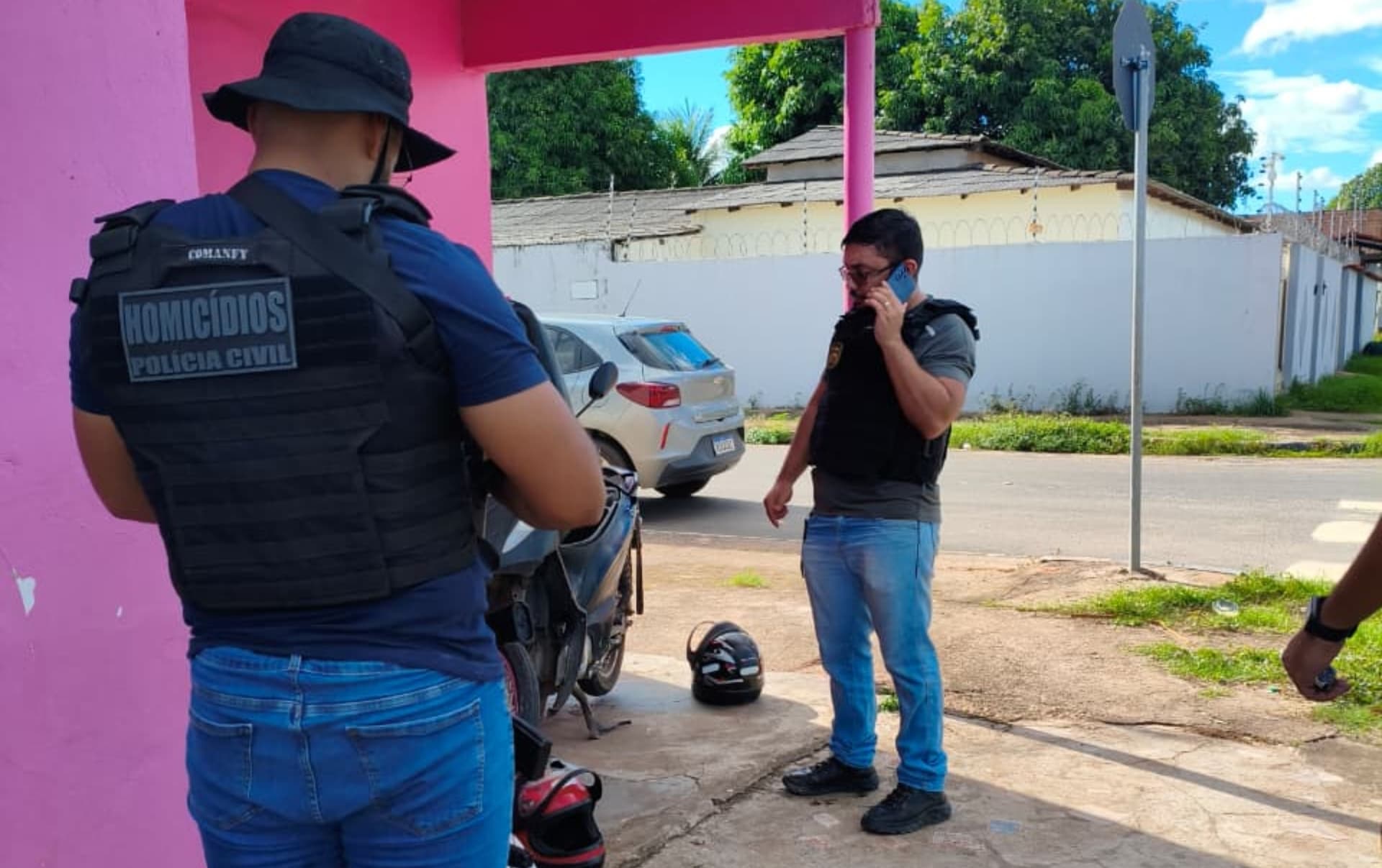 Viatura da Polícia Civil estacionada em via pública durante operação de prisão em Boa Vista.