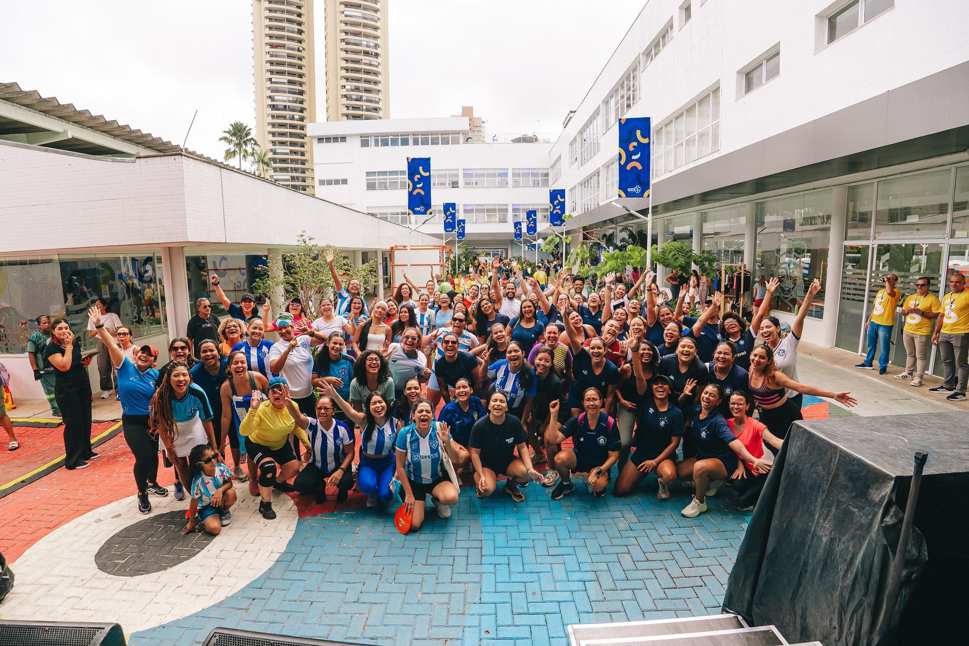 Fila de pessoas espera atendimento em tenda montada pelo Sesc durante evento de saúde e cultura em Belém.