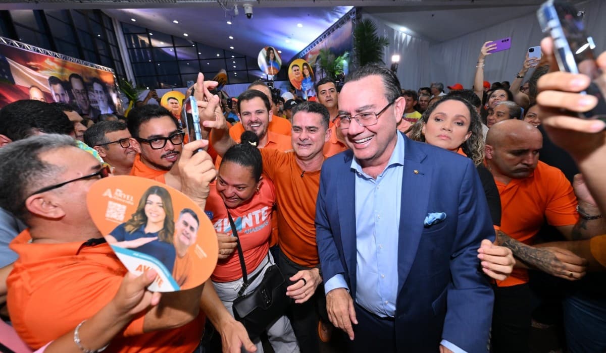 Augusto Cury discursa para apoiadores durante evento de pré-candidatura em Manaus.
