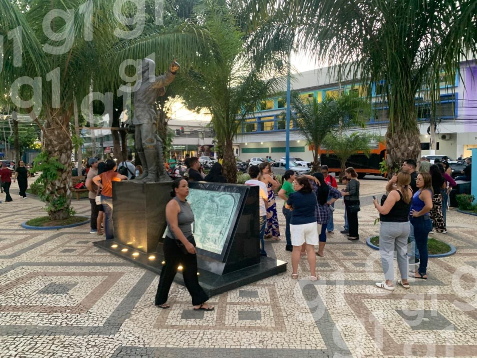 Entrada do Tribunal de Justiça do Acre em dia movimentado.