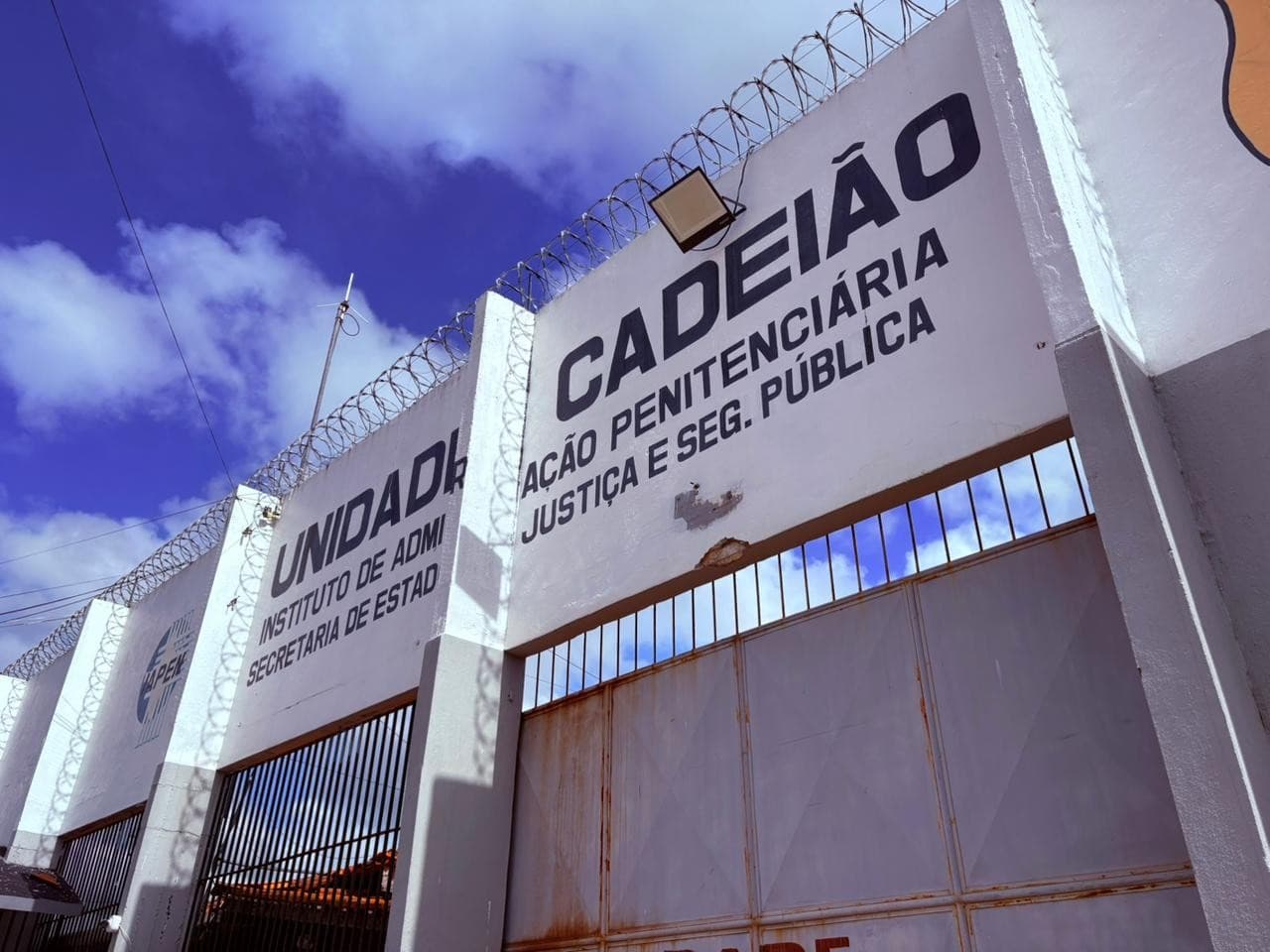 Portão principal da Penitenciária Estadual do Amapá, o Cadeião, em Macapá.