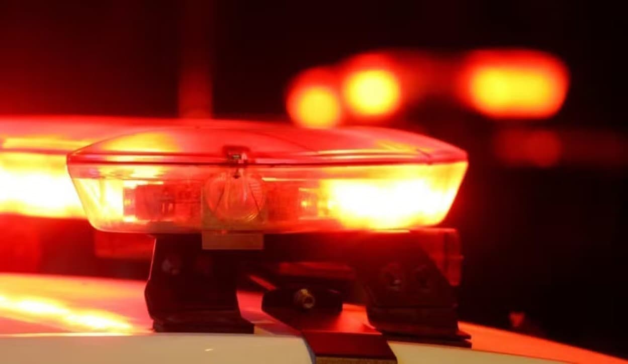 Viatura do Grupo Tático Aéreo e viaturas de apoio em via pública de Santana durante operação policial.