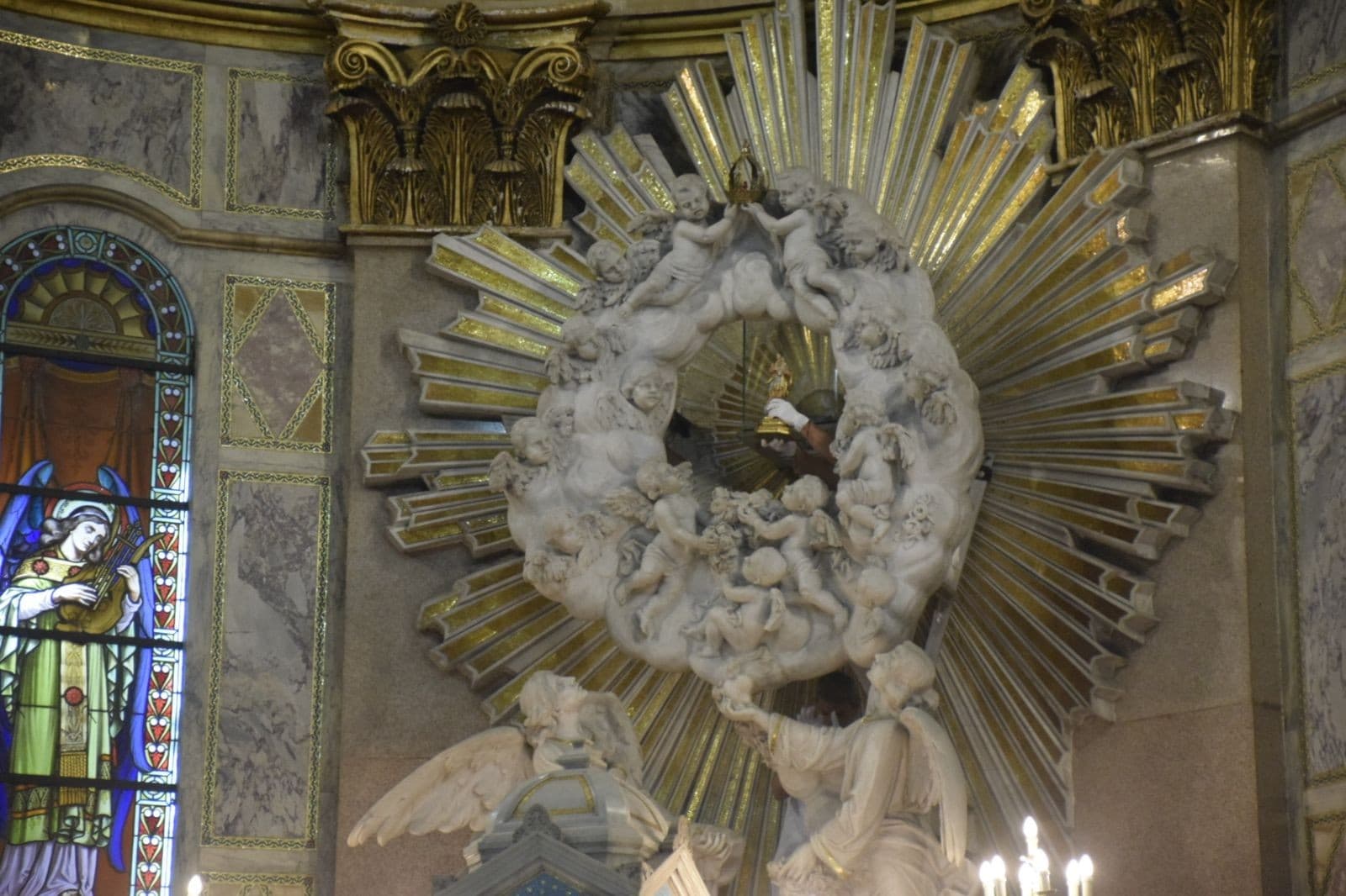 Imagem da santa no altar principal da Basílica em Belém