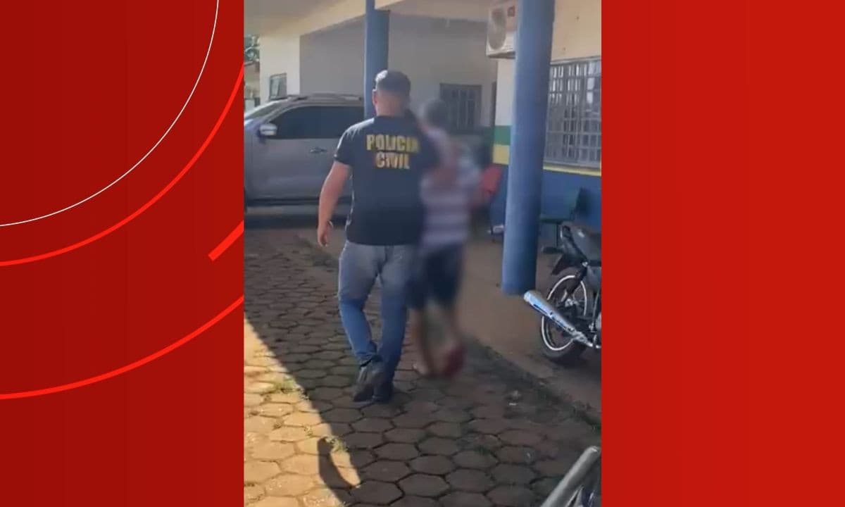 Viatura da Polícia Civil estacionada em via pública de zona rural no Amazonas.
