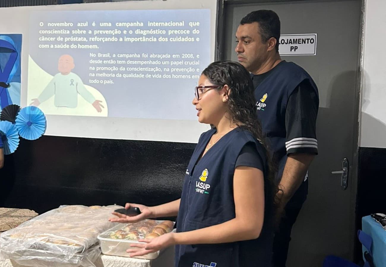 Wallace William da Costa fala para grupo de detentos em sala de aula de unidade prisional.
