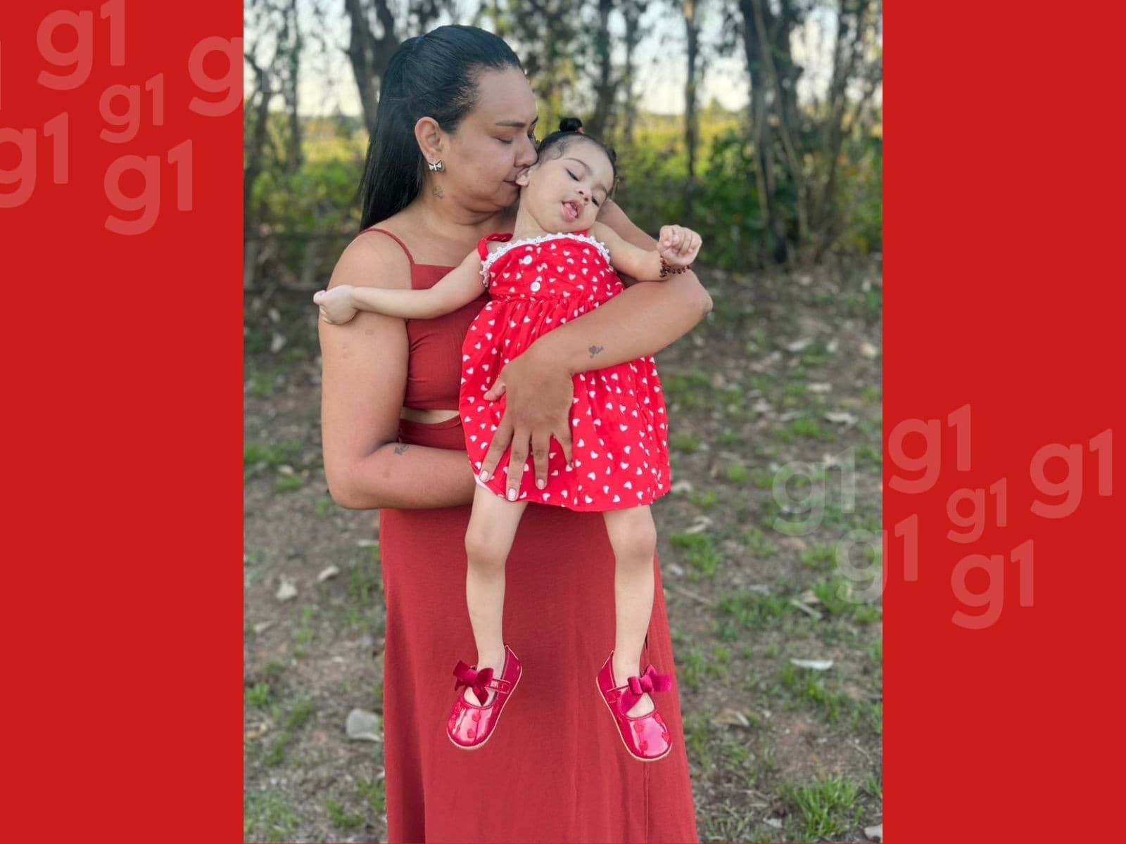 Mãos de mulher modelando brigadeiros em cozinha simples no Acre.