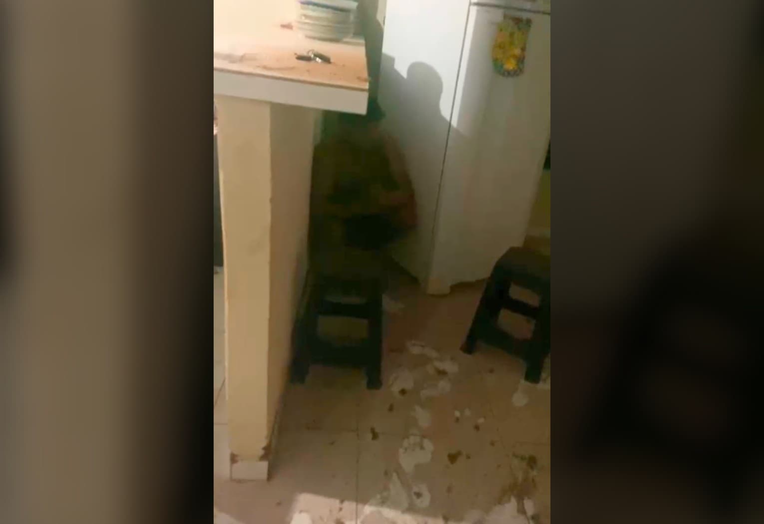 Vista do forro de PVC rompido em residência em Formoso do Araguaia mostra abertura por onde homem caiu após invadir telhado.