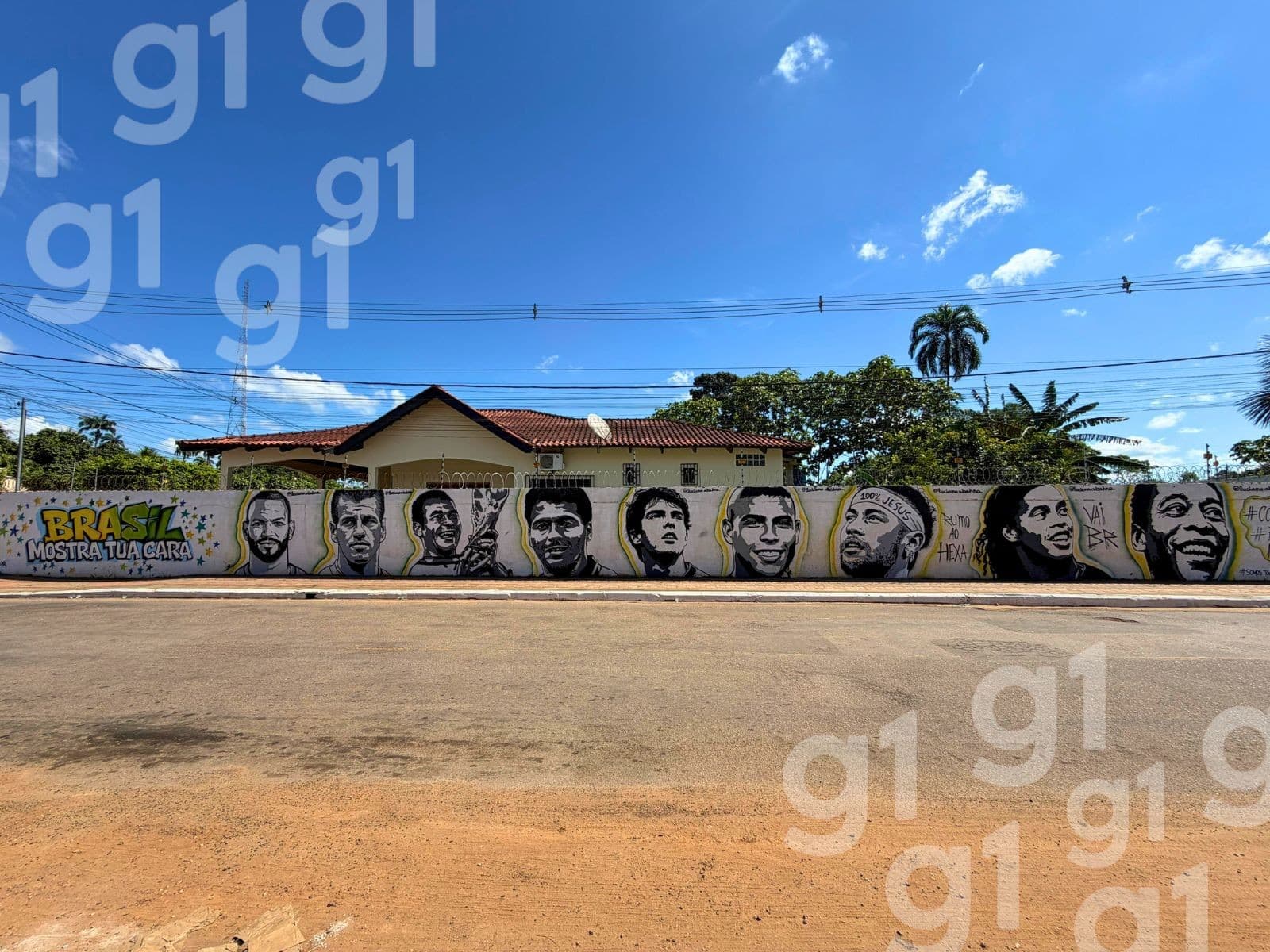 Muro colorido com desenhos de jogadores de futebol em Brasiléia.
