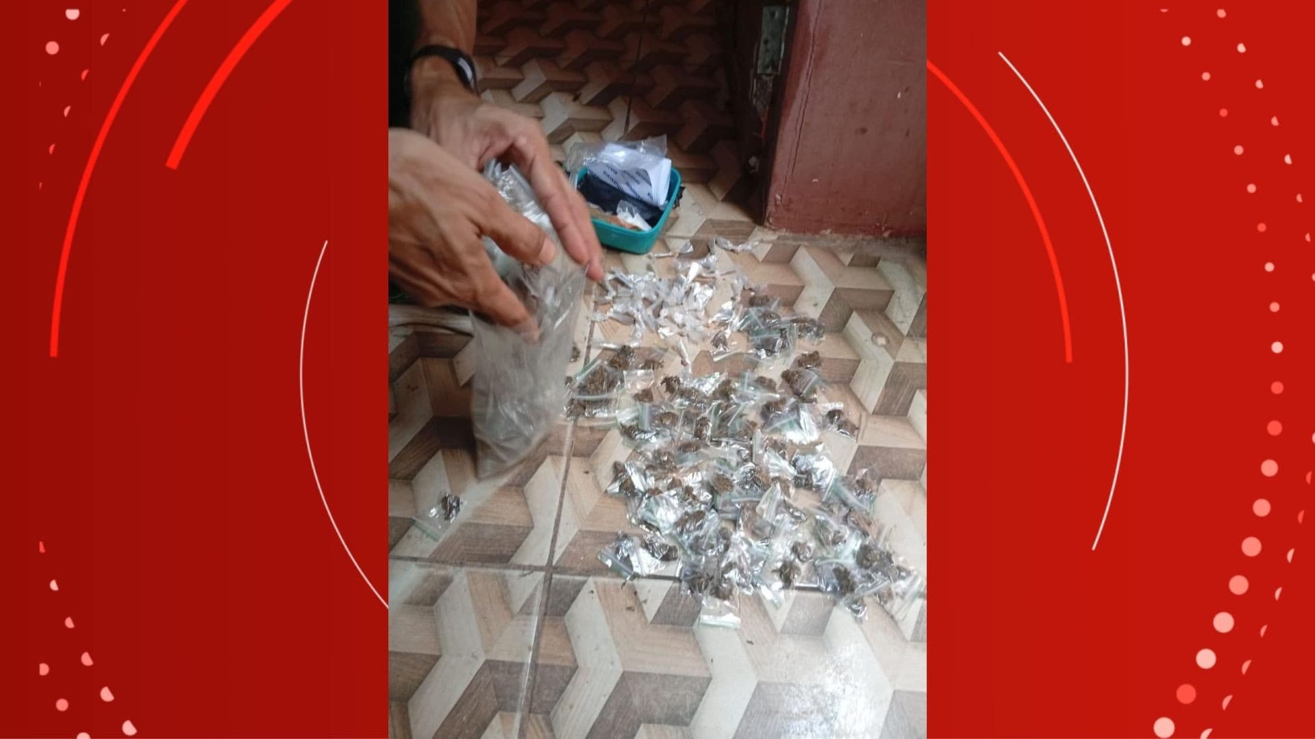 Viaturas da Polícia Civil estacionadas durante operação no Amapá.