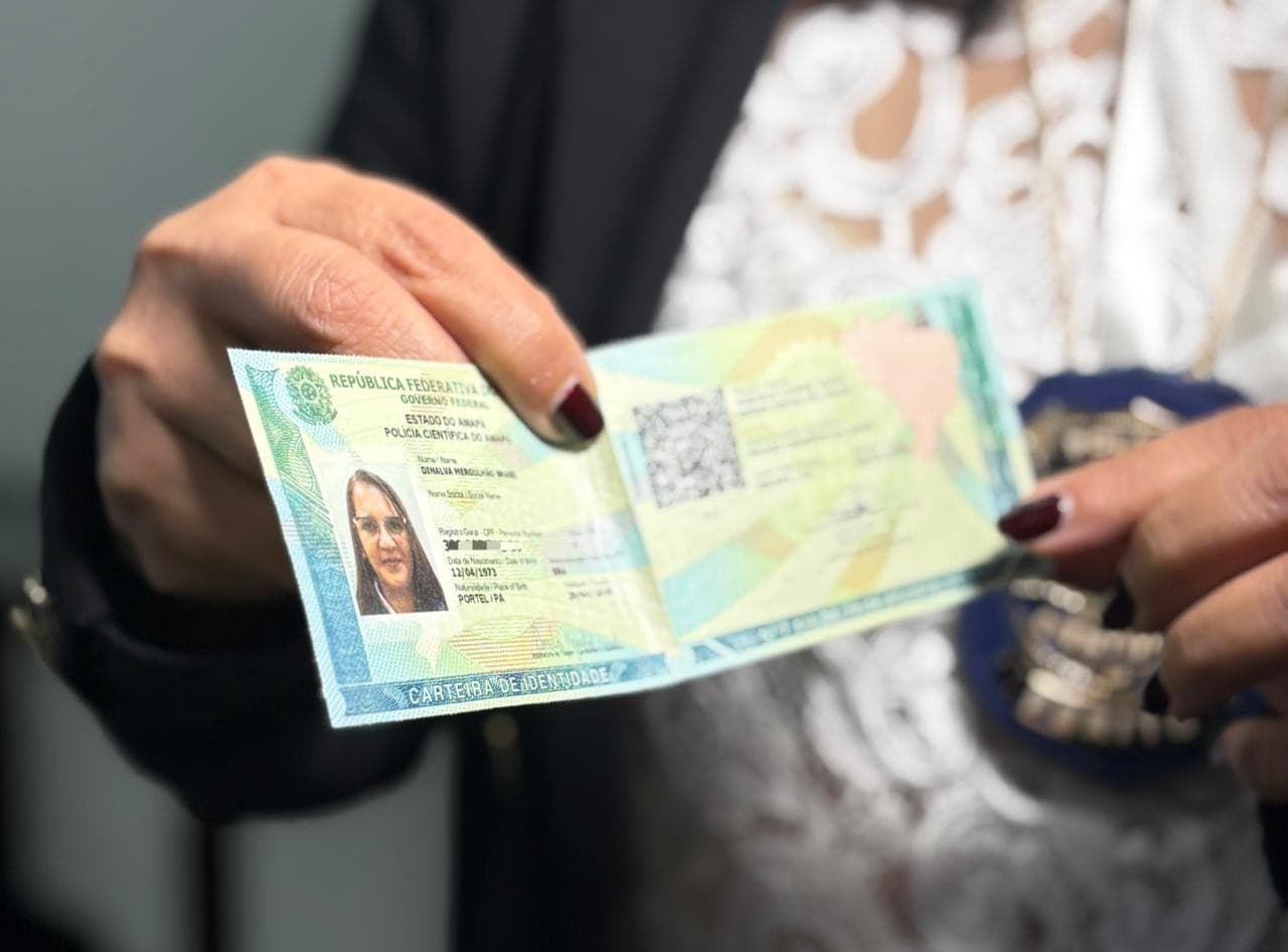 Documentos empilhados em balcão de atendimento.