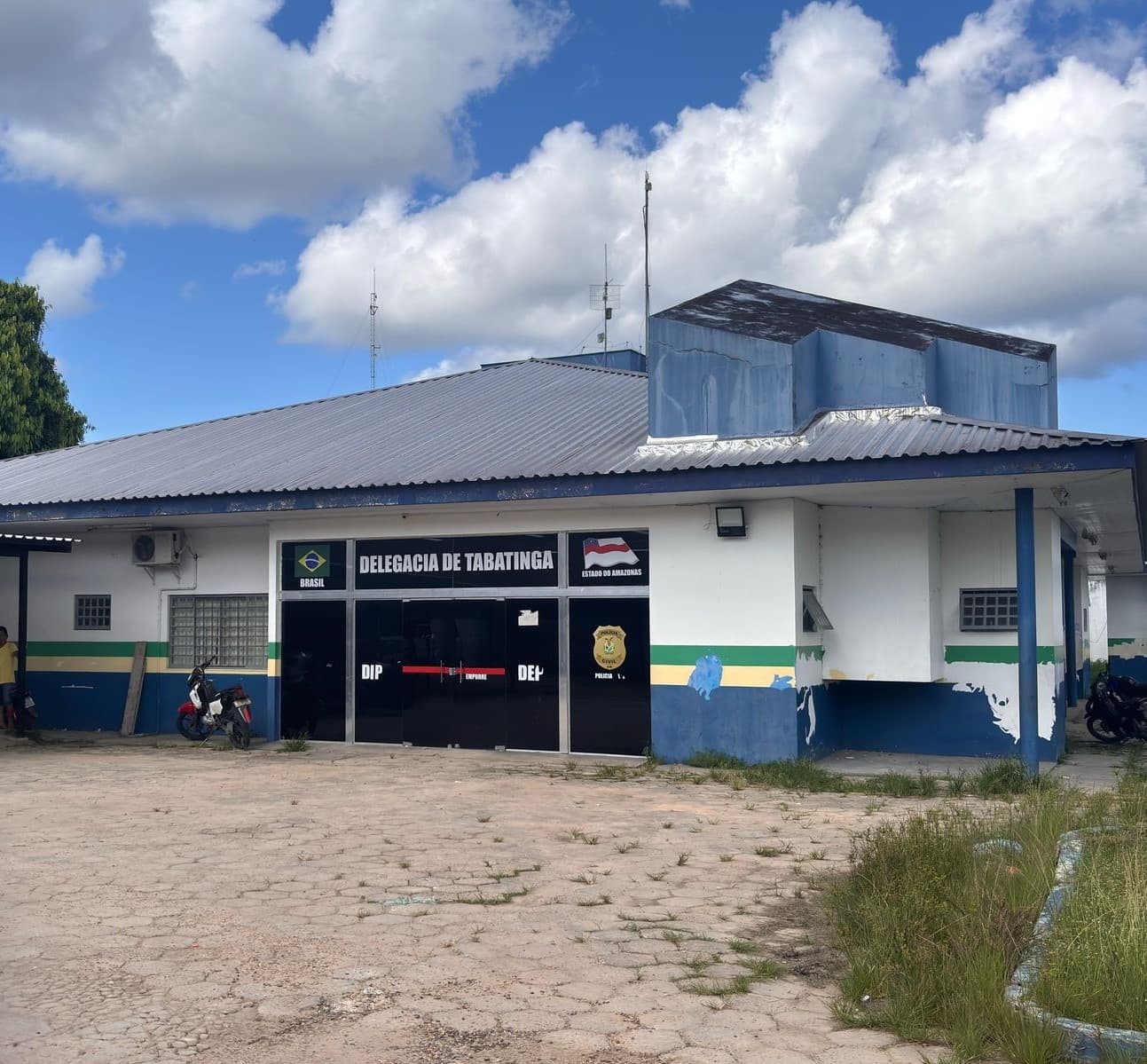 Viatura da Polícia Civil estacionada em via pública de Tabatinga durante operação.
