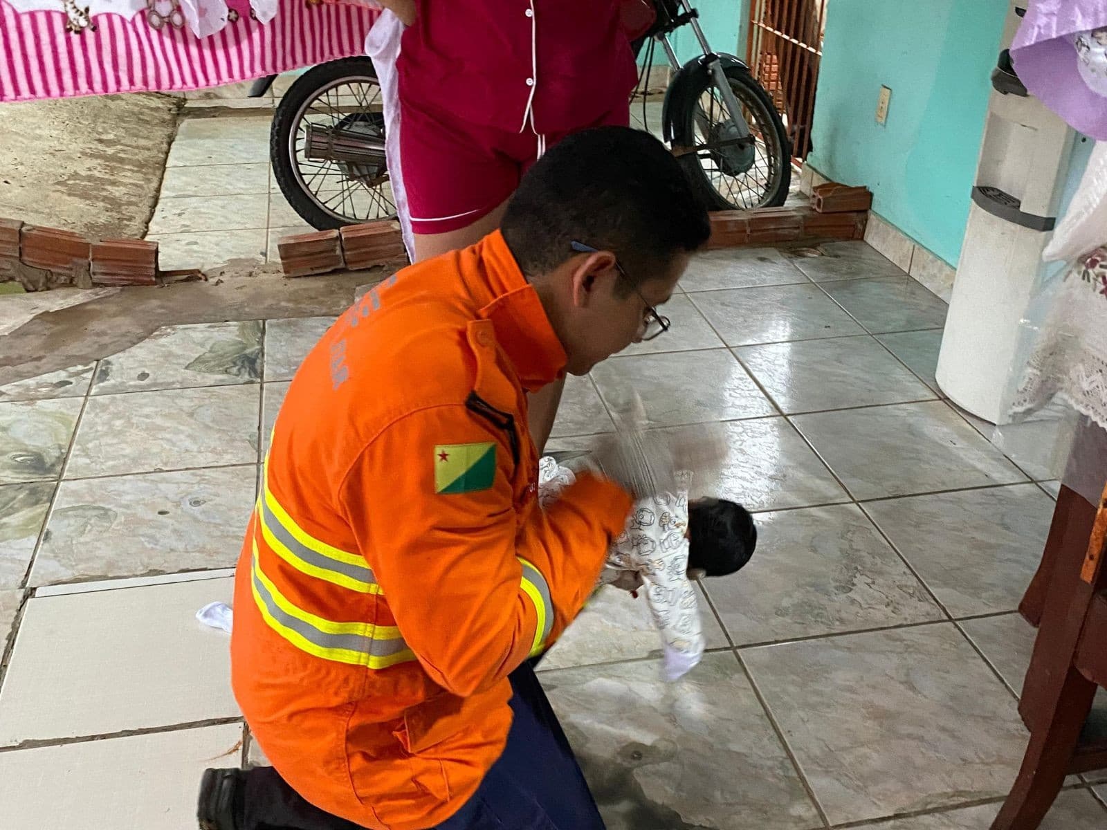 Militar do Corpo de Bombeiros realiza manobra de desobstrução em recém-nascida em casa no Acre.