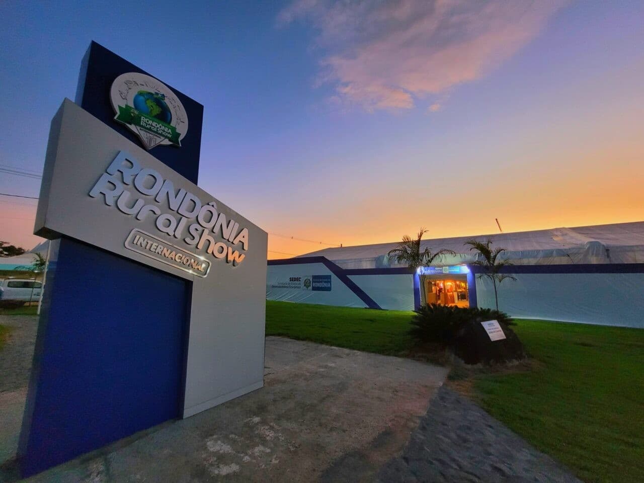 Pavilhão do Centro Tecnológico Vandeci Rack lotado de visitantes durante a 13ª edição da Rondônia Rural Show.
