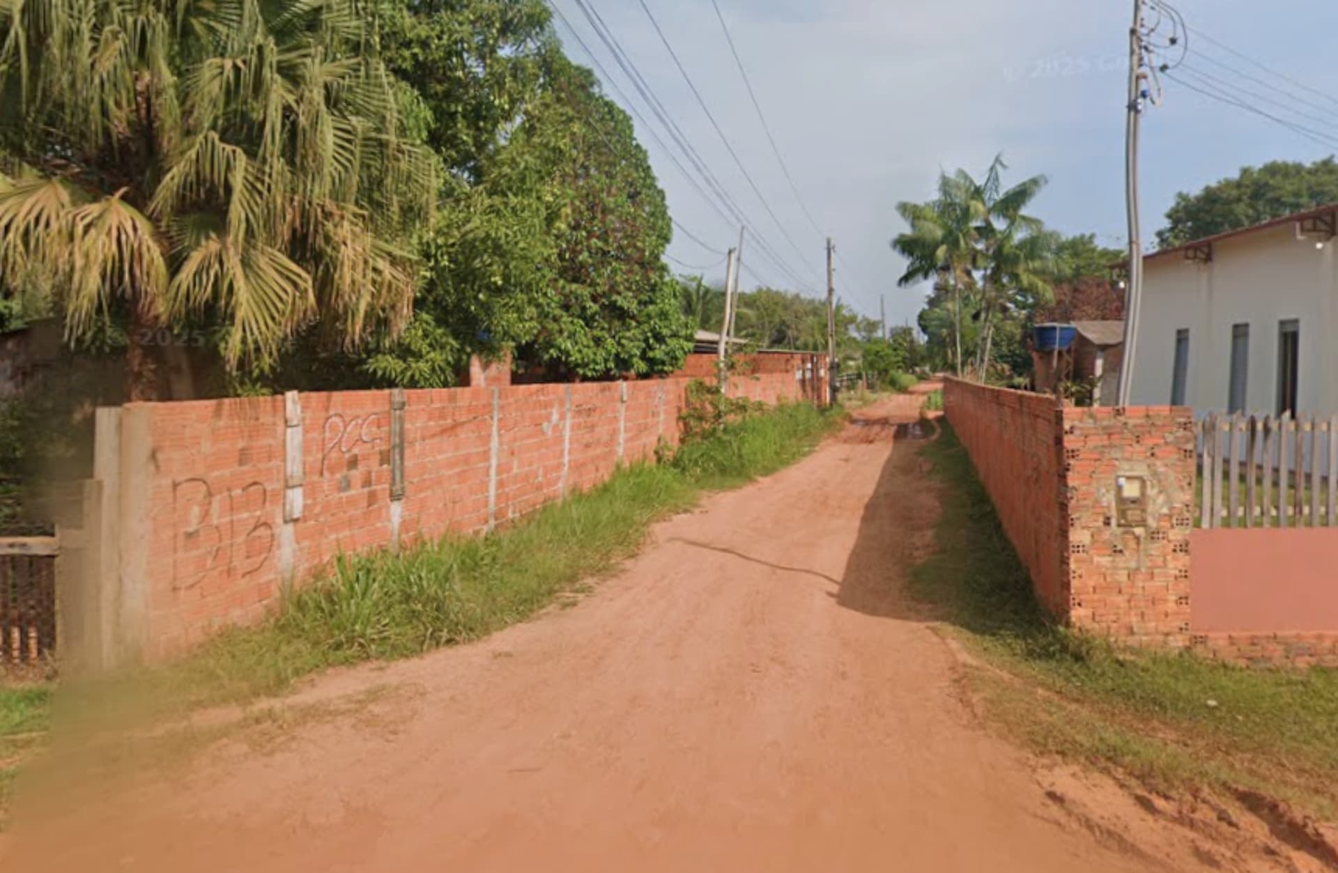 Rua residencial em bairro de Rio Branco, com casas simples e calçamento.
