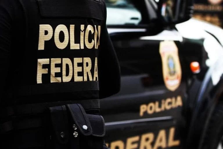 Peritos da Polícia Federal analisam computadores apreendidos durante operação em Araguaína.