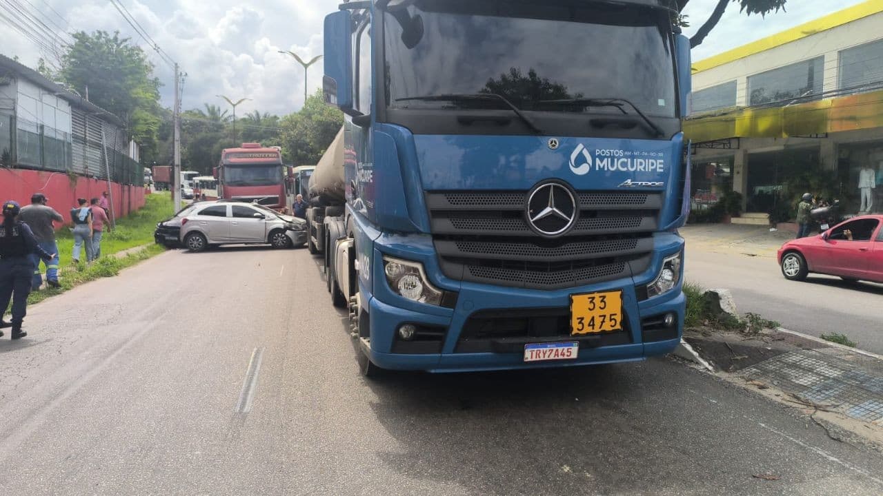 Veículos danificados ocupam pista da Avenida Rodrigo Otávio após colisão em cadeia no Japiim.