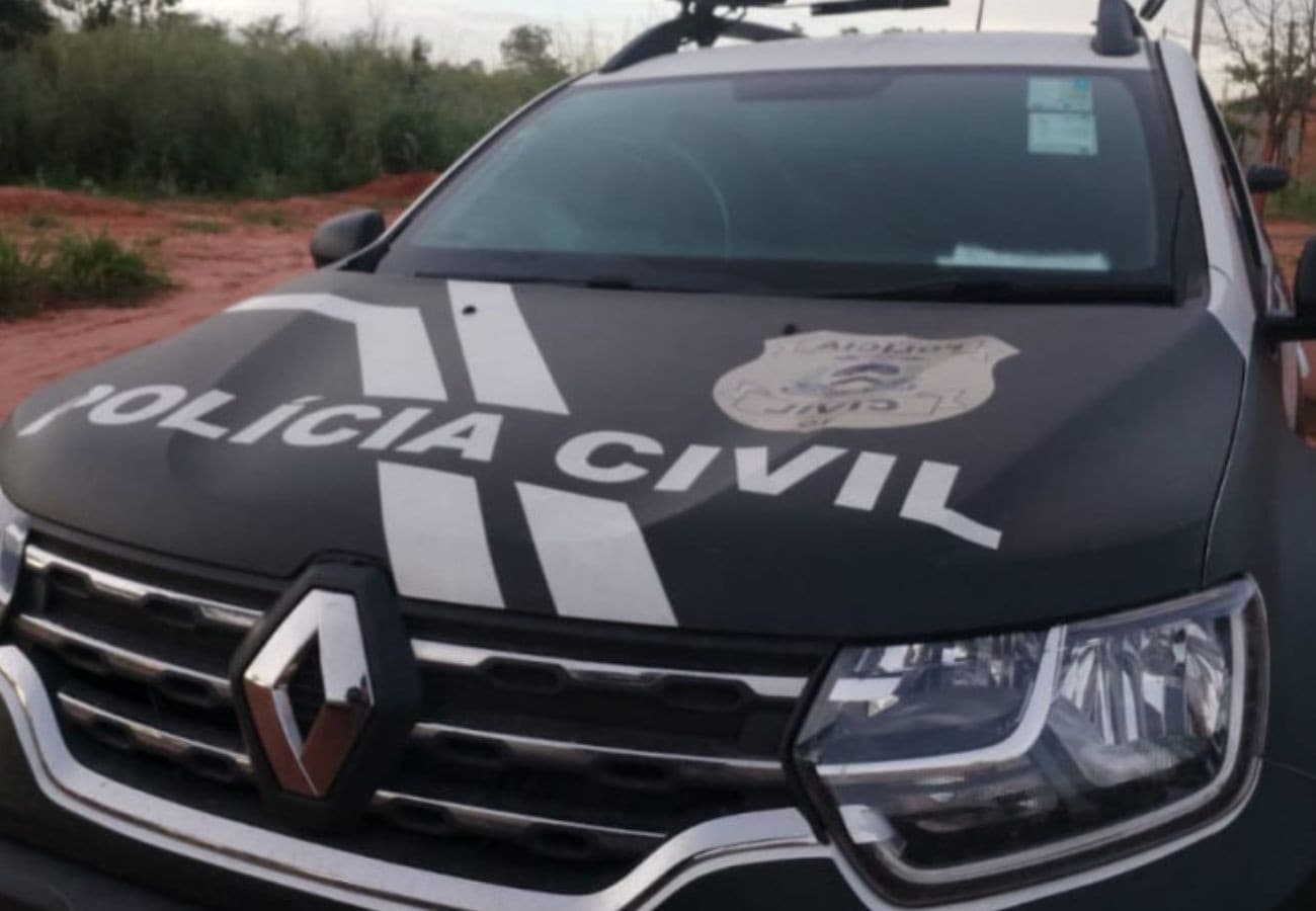 Viatura da Polícia Civil do Tocantins estacionada em estrada de terra no interior do estado.
