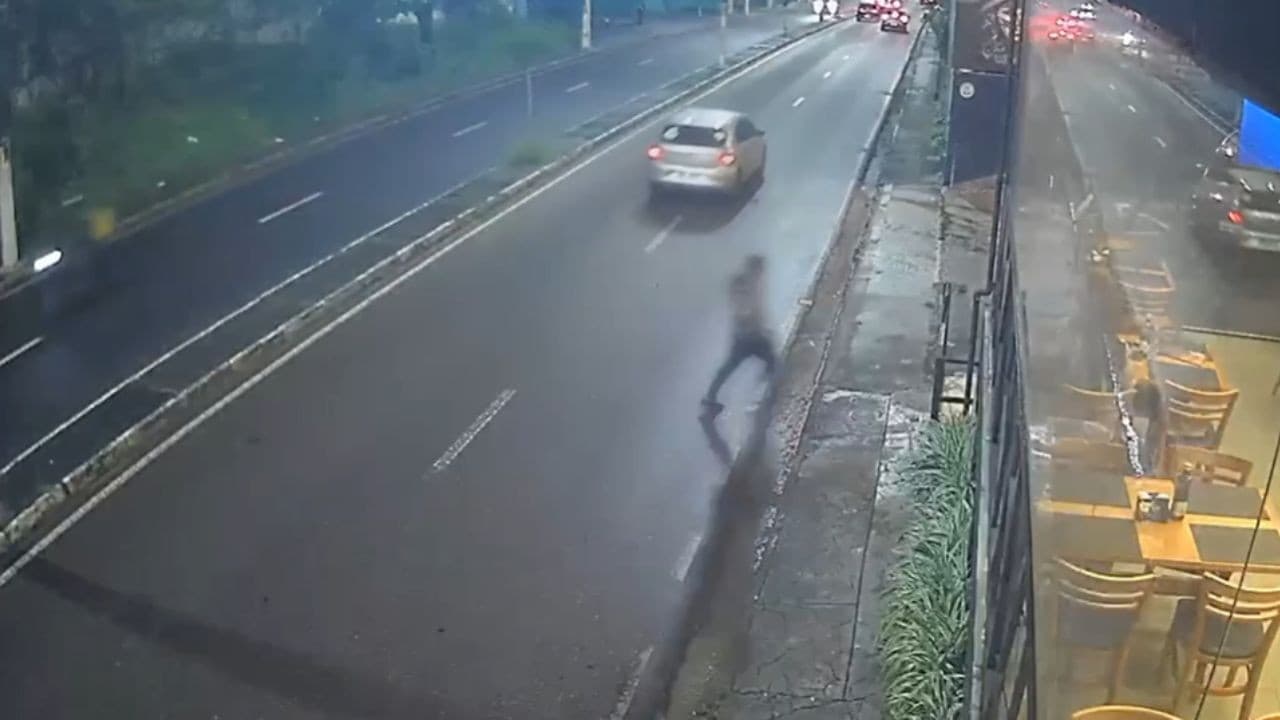 Viatura da Polícia Civil em patrulhamento urbano no Amazonas.