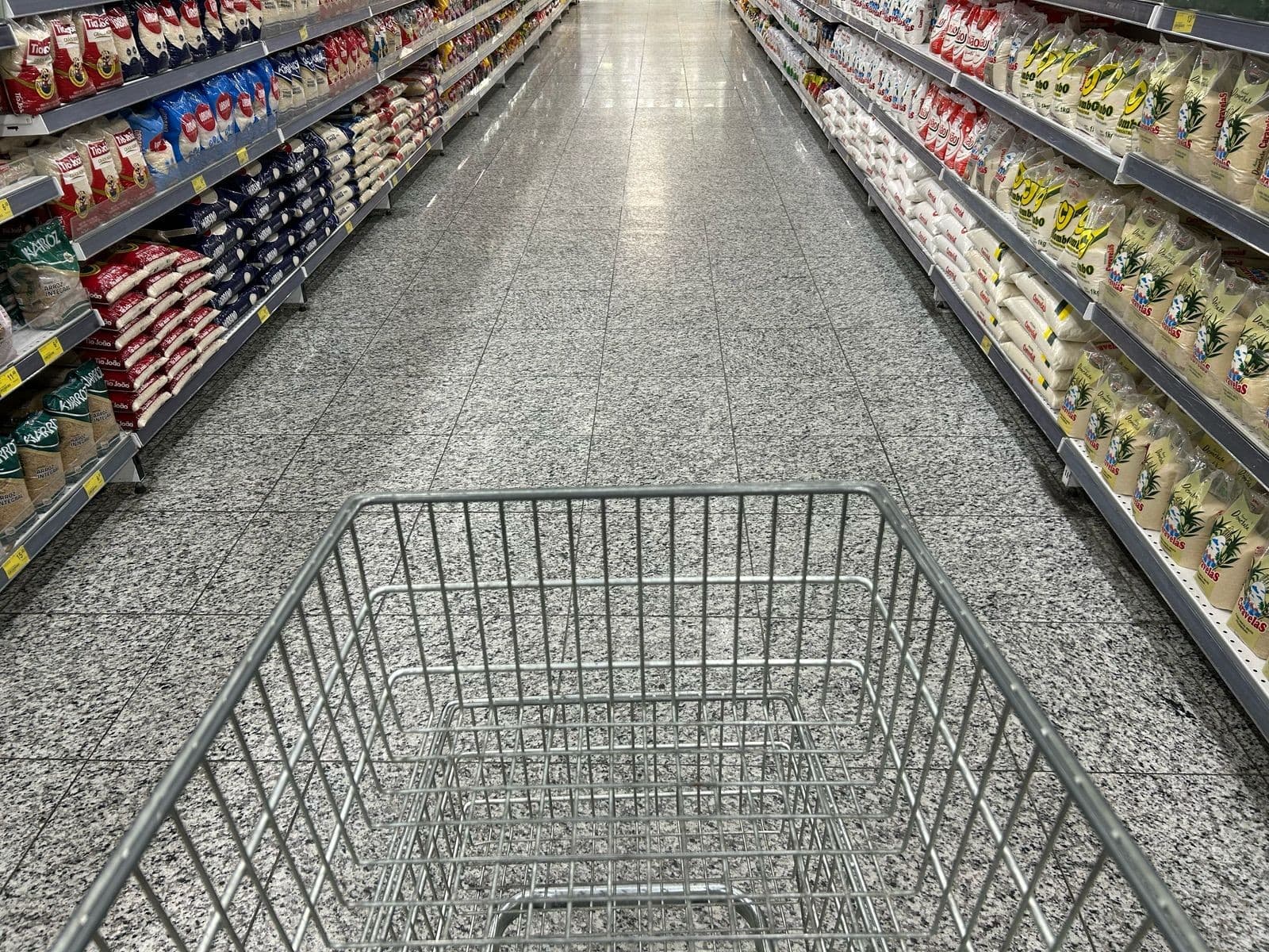 Funcionários de supermercado organizam prateleiras em loja de Rio Branco durante expediente.