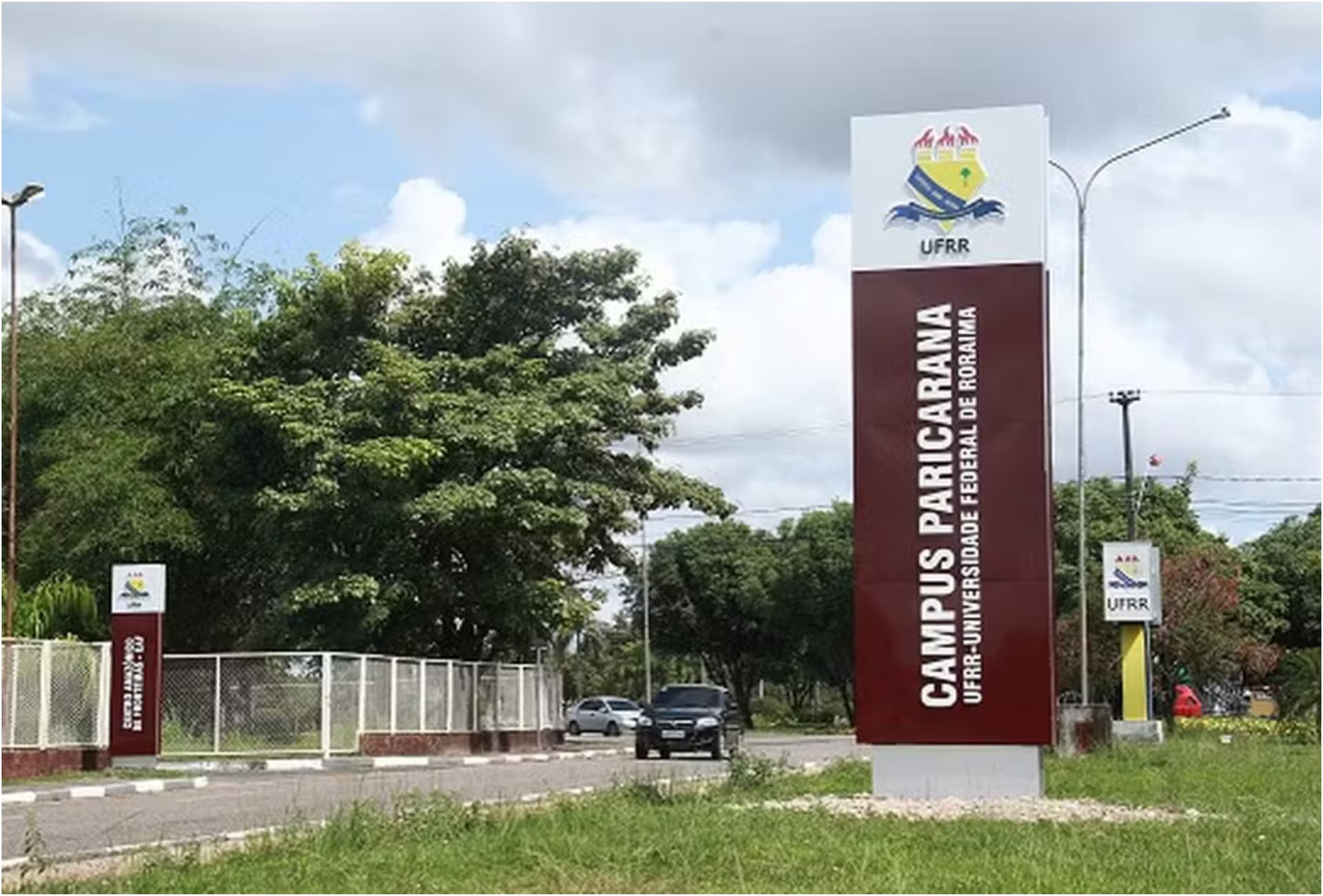 Estudantes indígenas circulam pelo corredor do campus Paricarana da UFRR em Boa Vista.